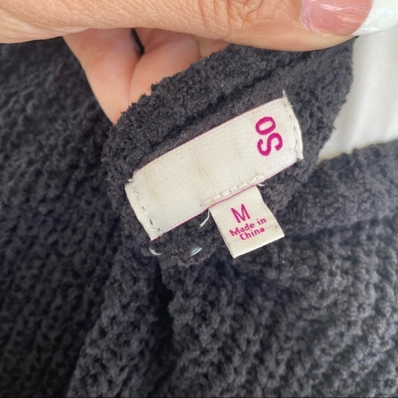 SO black knit V-neck sweater Size Medium - Picture 7 of 7